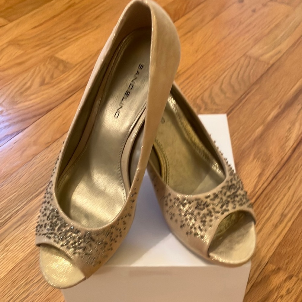 NWOT Bandolino Gold Beaded Peep-toe Heels